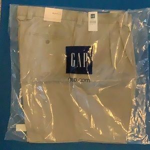 GAP men’s Khaki shorts 6” pleated front